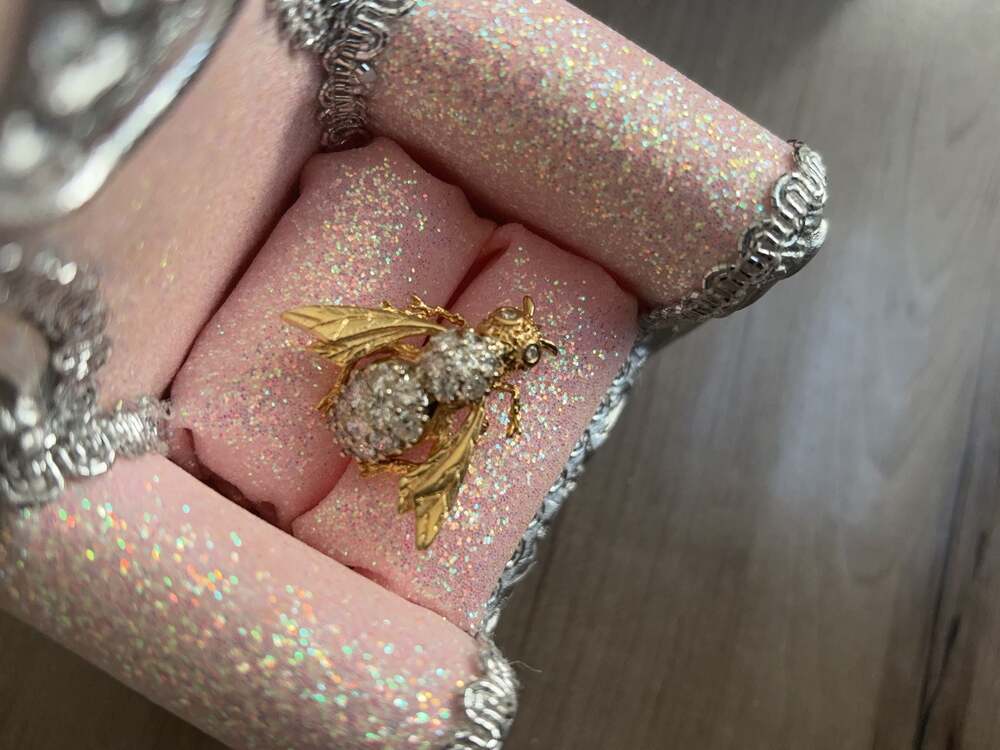 Large 14K Yellow Gold Diamond Bee Brooch Pin
Beautiful!!